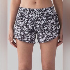 Lululemon Tracker Short V (4") Mash Up White Black / Black Size 8
